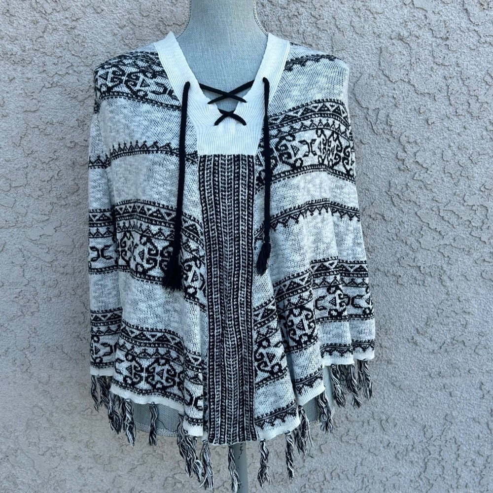 Hollister Knit Poncho With Fringe XS/S Black & White Boho‎ Southwestern Western